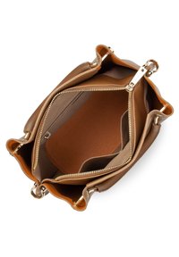 Borsa a mano in pelle marrone con superficie texturizzata; presenta numerosi scomparti, compreso un taschino centrale con zip, e accessori in tonalità oro.
