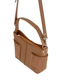 Borsa a spalla marrone con pelle liscia e dettagli in suede, include due tasche laterali, chiusura zip superiore e una tracolla regolabile.