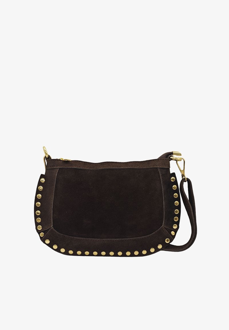 Sac à main en daim marron avec des accents de clous dorés le long des bords, fermeture éclair et une bandoulière amovible. Forme rectangulaire avec une texture douce.