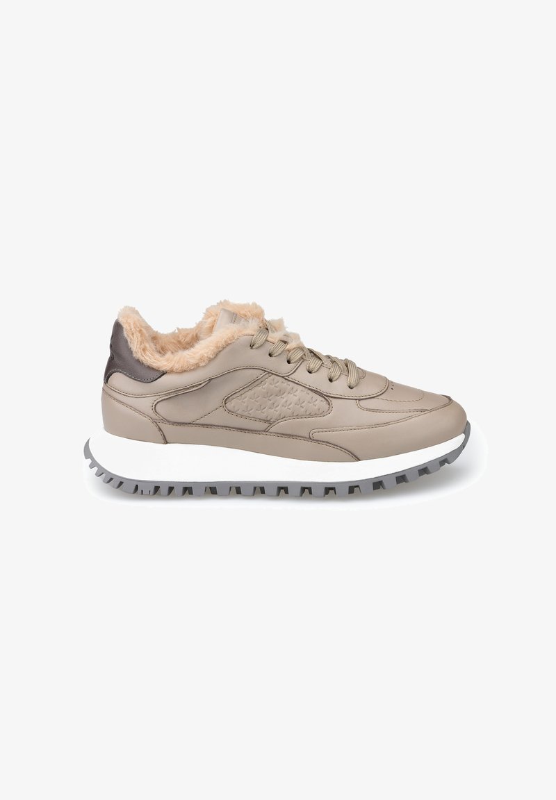 Basket en cuir beige avec doublure en fausse fourrure, détail de couture surélevée, semelle intermédiaire blanche et semelle extérieure texturée grise pour une meilleure traction.