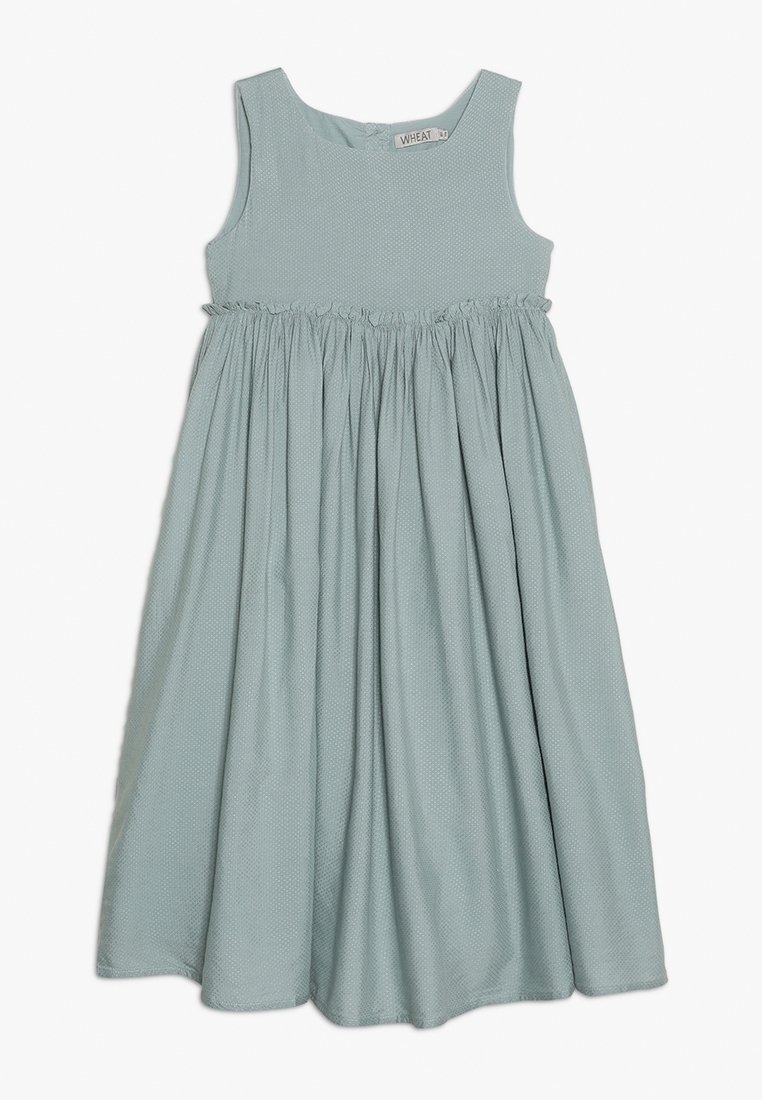 Robe sans manches en tissu bleu clair texturé avec taille froncée et col rond, conçue pour un enfant.