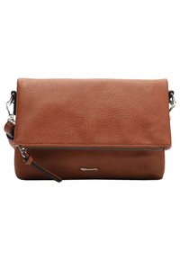 Bolso de mano de cuero marrón con solapa plegable, cremallera plateada y correa desmontable. Tiene un acabado texturizado y un sutil detalle del logo.