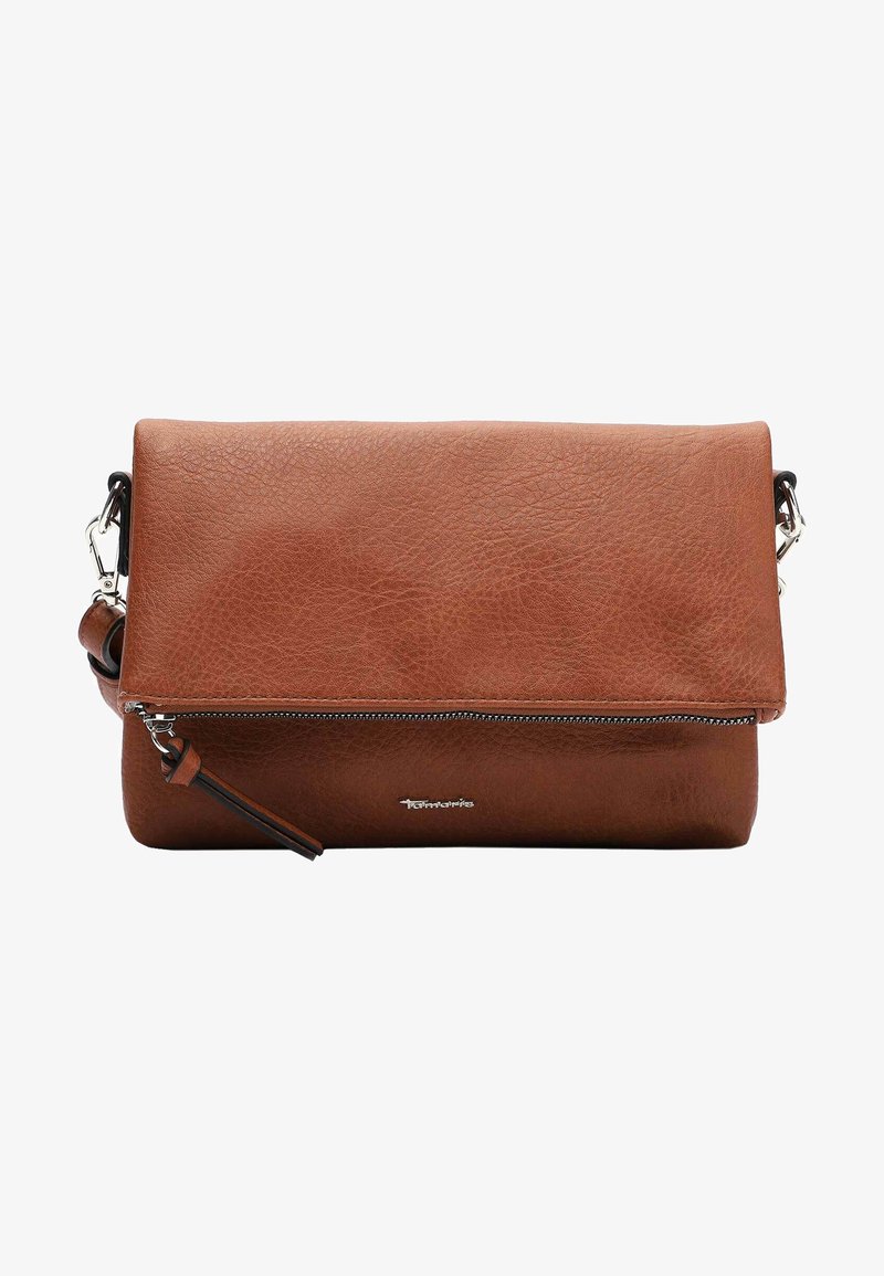 Bolso de mano de cuero marrón con solapa plegable, cremallera plateada y correa desmontable. Tiene un acabado texturizado y un sutil detalle del logo.