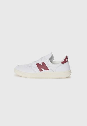 Hvid lavt snøret sneaker med cremefarvet sål og bordeaux New Balance "N" logo og hælkappe, vist i profil på ensfarvet baggrund.