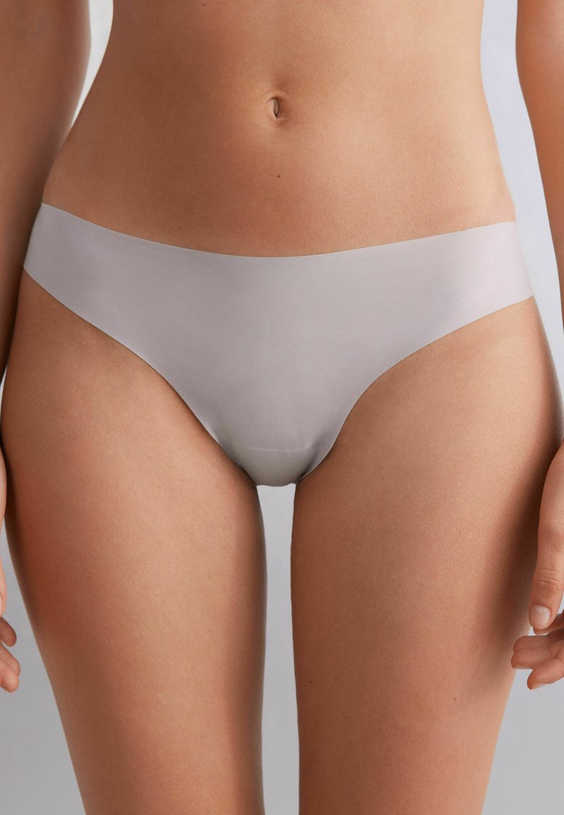 Helle graue Hipster-Unterwäsche aus glattem und dehnbarem Material, mit nahtlosem Design und verstellbarem Bund.