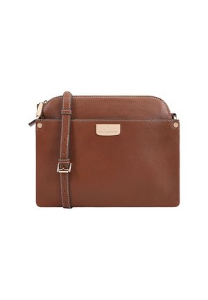 Sac en cuir marron à bandoulière réglable, avec couture blanche, boucle dorée et petite plaque métallique à l'avant.