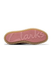 Suela de zapato Clarks, con goma rosa estriada y un borde exterior beige, además de un logotipo en relieve. El diseño incluye un patrón texturizado para mejorar el agarre.