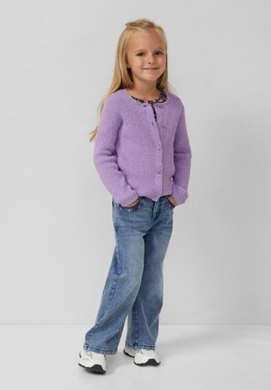 Lavender gebreide cardigan met ronde hals en knoopsluiting, gecombineerd met blauwe spijkerbroeken met bloemenborduring op de zakken.