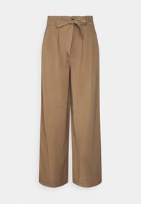 Pantalon marron à jambes larges avec une ceinture nouée, des plis à l'avant et une texture lisse. Présente une coupe décontractée et ample.