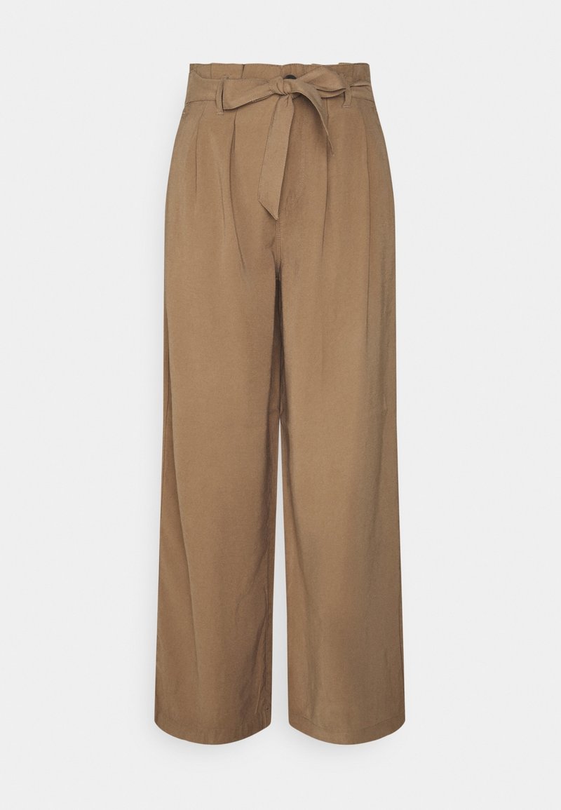 Pantalon marron à jambes larges avec une ceinture nouée, des plis à l'avant et une texture lisse. Présente une coupe décontractée et ample.