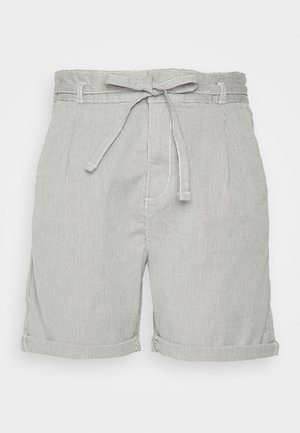 Shorts gris clair à fines rayures taille haute avec passants de ceinture, ceinture en tissu à nouer et revers roulés.