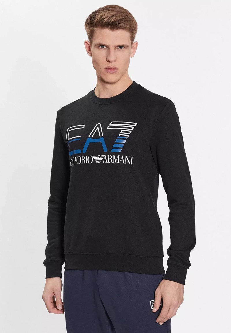 Felpa nera in cotone, con scollo rotondo e maniche lunghe. Sul davanti è stampato un logo stilizzato in bianco e blu.