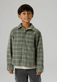 Grønn rutete skjorte med knappelukking og krage, laget av mykt stoff, med lange ermer og en avslappet passform, kombinert med grå jeans.