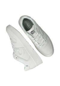 Zapatillas blancas hechas de cuero sintético con una textura suave, con acentos perforados, diseño de cordones y un logo en la lengüeta.