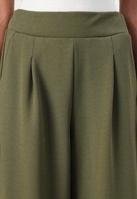 TOM TAILOR DENIM PLEATED PANTS - Pantaloni - grape leaf green