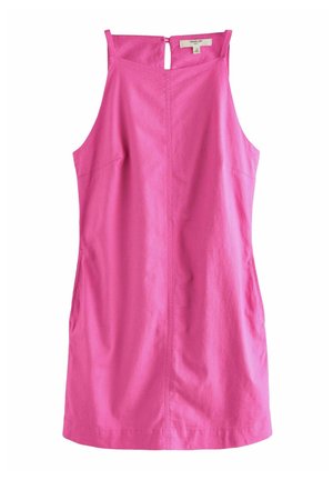 Robe rose sans manches avec un col rond, un détail en forme de clé à l'arrière et des poches latérales. Le tissu semble lisse avec un léger aspect satiné.