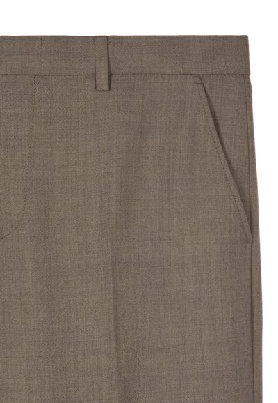 Pantalones a medida gris-marrón con una textura suave, que cuentan con bolsillos laterales y una cinturilla abotonada. Diseño sin cuello con un acabado limpio.