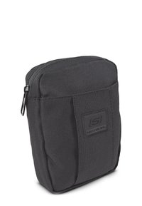 Funda de tela negra con cierre de cremallera, de forma rectangular, que cuenta con un bolsillo frontal y un parche con logo. Material texturizado.