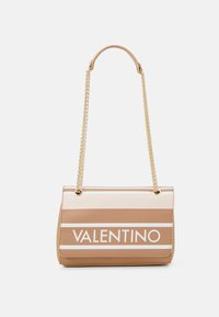 Borsa Valentino in beige e taupe con finitura lucida, caratterizzata da strisce bianche e logo, tracolla in catena dorata e forma strutturata.