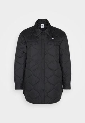 Must tikkimine must pusa pikkade varrukatega jope, millel on terav krae, rindepocket, nupud ja väike logo vasakul poolel.