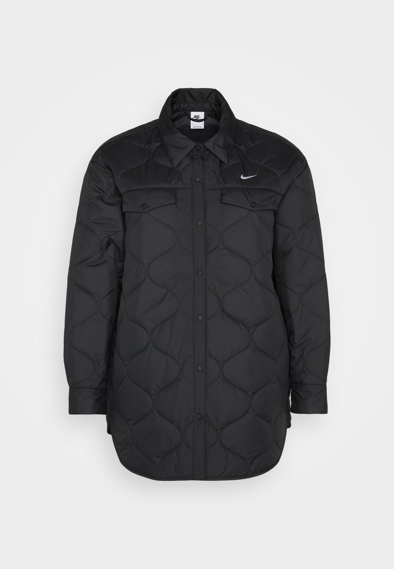 Veste longue rembourrée noire avec un col pointu, dotée d'une poche poitrine, de boutons-pressions et d'un petit logo sur le côté gauche.