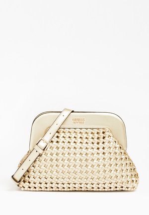 Beige gewebte Handtasche mit verstellbarem Riemen und goldfarbener Schnalle, mit GUESS-Logo geprägt auf dem glatten oberen Abschnitt.