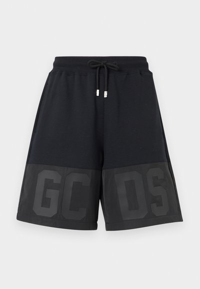Μαύρα casual σορτς με κορδόνι στη μέση, εμπρόσθιες τσέπες και μεγάλα σκούρα γκρι γράμματα "GCDS" στα κατώτερα μπροστινά τμήματα.