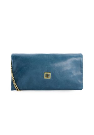 Lærred clutch taske i blå med en glat tekstur, rektangulær form og guld kædestropp. Har en guld logo-plakette på fronten.