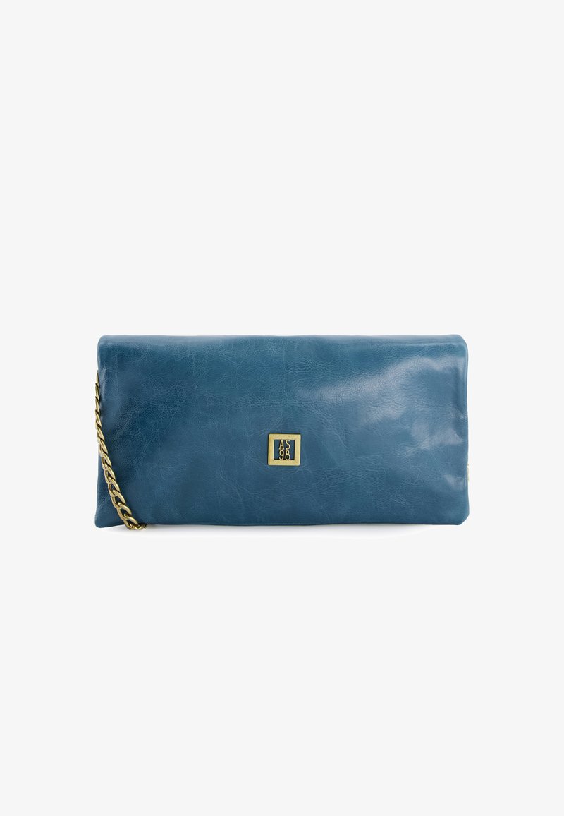 Lærred clutch taske i blå med en glat tekstur, rektangulær form og guld kædestropp. Har en guld logo-plakette på fronten.