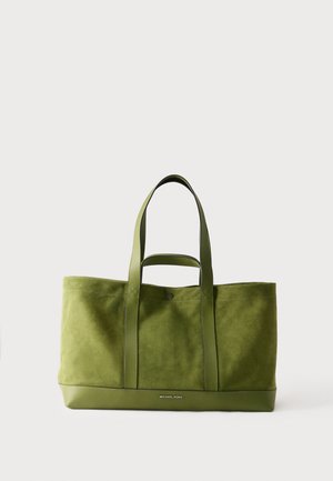 Sac fourre-tout en cuir vert et daim avec doubles poignées et fermeture à pression, marqué "Michael Kors" au centre en bas à l'avant.