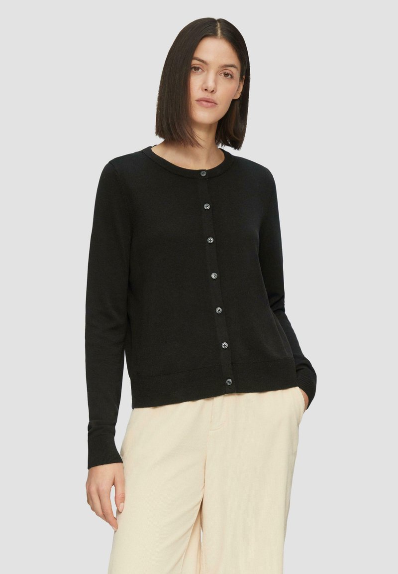 Zwarte cardigan van gebreide stof, met een ronde halslijn, lange mouwen en zes knopen aan de voorkant. Glad textuur met geribde manchetten.