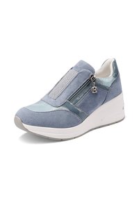 Sneaker in suede blu con design testurizzato, chiusura a zip e tacco a zeppa. Presenta accenti color azzurro chiaro e una suola bianca liscia.