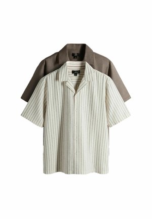 Două cămăși cu mânecă scurtă și guler suprapuse, cămașa din față albă cu dungi verticale negre, cămașa din spate maro uni, ambele cu nasturi.