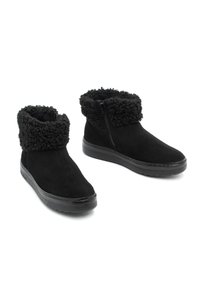 Botas negras hasta el tobillo de ante con un puño de piel sintética, cremallera lateral y suela de goma texturizada. Forro interior suave y esponjoso.