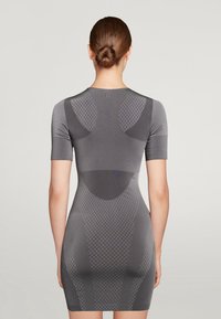 Gray form-fitting dress made of patterned stretch fabric, featuring a short sleeve and a diamond texture design on the sides and back.