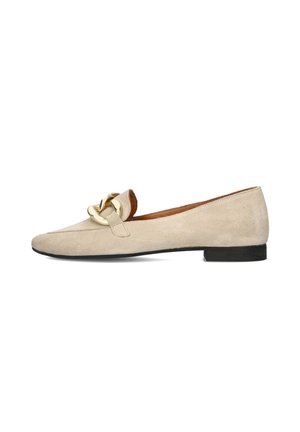 Beige Wildleder Ballerina mit spitzer Zehenform, versehen mit einem goldenen Kettenakzent und einem braunen Lederfutter, auf einer schwarzen Gummisohle.