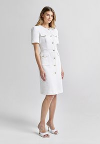 ANDIATA ELINOR - Vabalt langev kleit - brilliant white