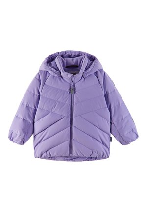 Lilafarbene Daunenjacke mit Kapuze, ausgestattet mit einem Zickzack-Steppmuster, Reißverschluss und elastischen Bündchen. Leichtes synthetisches Material.