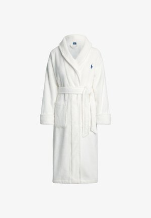Witte badjas van badstof met sjaalkraag, ceintuur, voorzakken en een klein blauw geborduurd logo op de linkerborst.