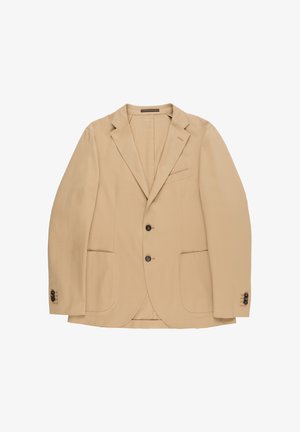 Beige herenblazer met inkeping revers, twee knopen aan de voorkant, manchetten met drie knopen en drie zakken, plat gelegd op een witte achtergrond.