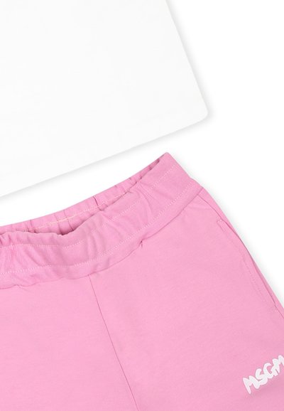 Witte t-shirt met korte mouwen boven roze sweatpants met een elastische tailleband en witte logodetails. Gladde stof met een casual pasvorm.