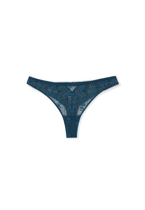 Tanga de encaje en azul verdoso oscuro, con motivos florales, una cintura con borde festoneado y un diseño trasero minimalista para una apariencia delicada.