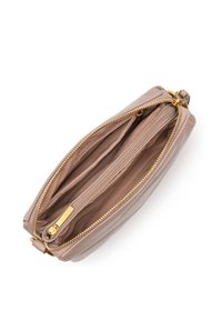 Clutch rettangolare in pelle beige con cerniera e accessori dorati, dotato di più scomparti e una superficie liscia.