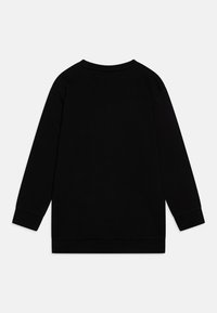 Svart sweatshirt med långa ärmar, rund halsringning samt ribbade muddar och nederkant. Slät textur med en enhetlig färg och inga mönster.