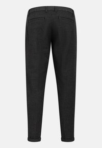 Pantalons noirs, ajustés, avec une texture lisse, présentant un ourlet roulé et deux poches arrière. Design simple et épuré sans embellissements.