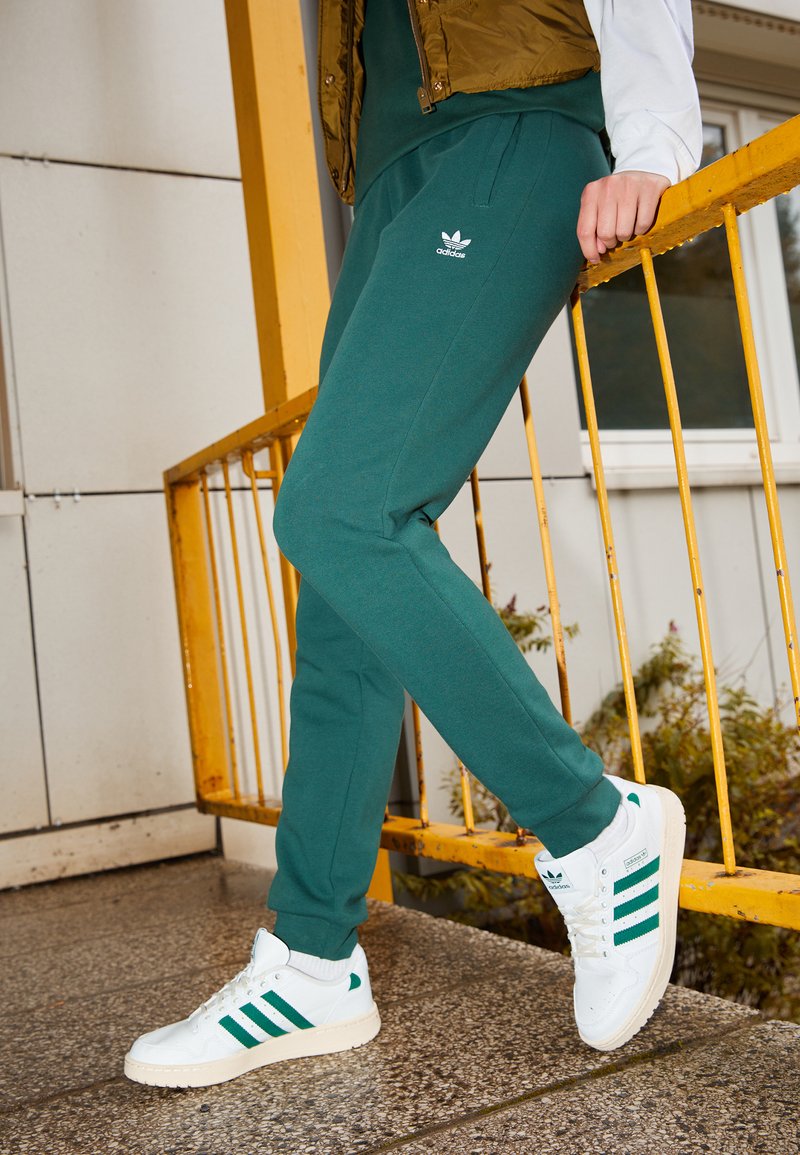 adidas Originals TRACK PANT Träningsbyxor mineral green/mörkgrön
