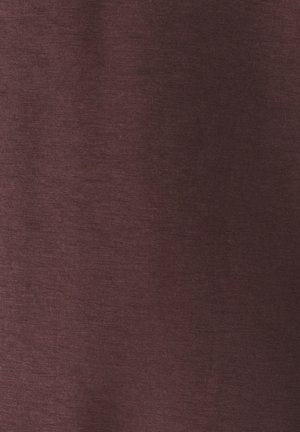 Burgundská látka s hladkou texturou a jemným melírovaným vzorem, která má měkký, rovnoměrný tkaní vhodný pro oděvy nebo čalounění.