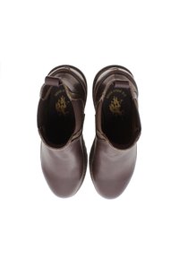 Hnědé kožené kotníkové boty s hladkým povrchem, elastickými bočními panely a kulatou špičkou. Zlatý detail loga uvnitř.