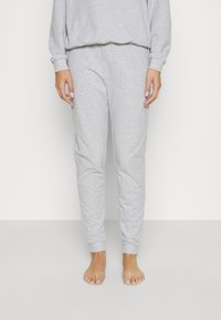 Grijze sweatpants van zachte stof, met een aansluitend ontwerp, elastische boorden en een gladde textuur, geschikt voor casual of loungekleding.
