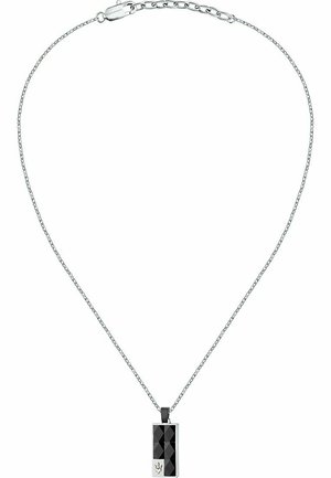 Schwarze geometrische Anhängerkette an einer silbernen Kette. Der Anhänger verfügt über ein facettiertes Design mit einem kleinen Logo-Akzent am unteren Ende.
